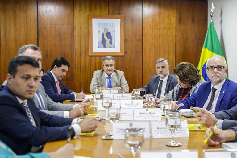 Ministros Rui Costa (Casa Civil), Paulo Pimenta (Apoio à Reconstrução do Rio Grande do Sul) e Silvio Costa Filho (Portos e Aeroportos) durante reunião por videoconferência com representantes da Fraport