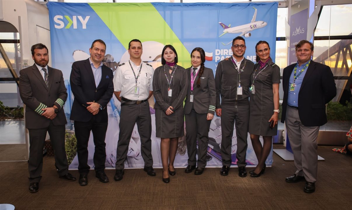 Tripulação e membros da Sky no primeiro voos de BSB para Santiago