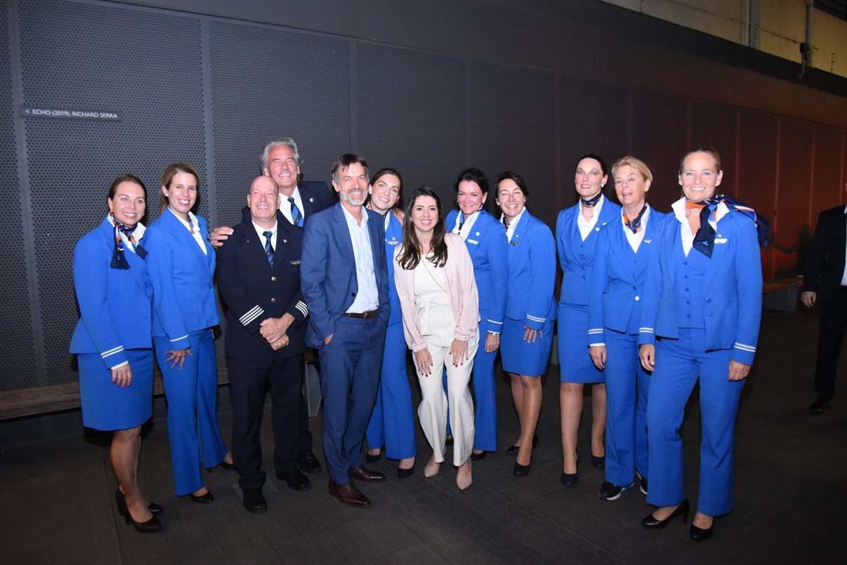 Manuel Flahault e Julia de Medeiros Pinto com a equipe KLM (mais fotos no álbum ao fim da notícia)