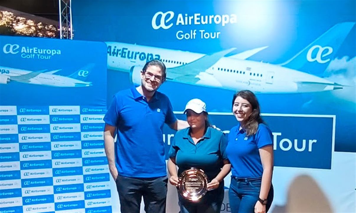 Gonzalo Romeiro, diretor-geral da Air Europa no Brasil, Patrícia Araujo, vencedora do torneio e Mariana Campos, executiva da companhia