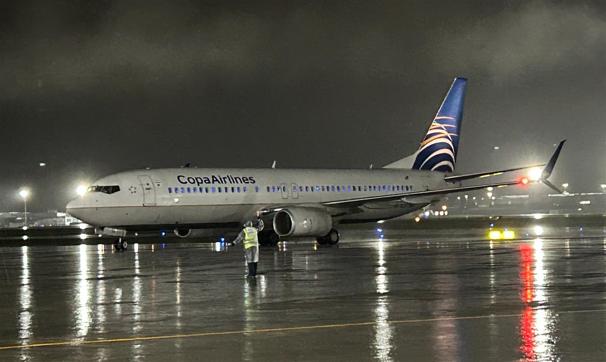 Primeira aeronave vinda da Cidade do Panamá pousa em Florinaópolis