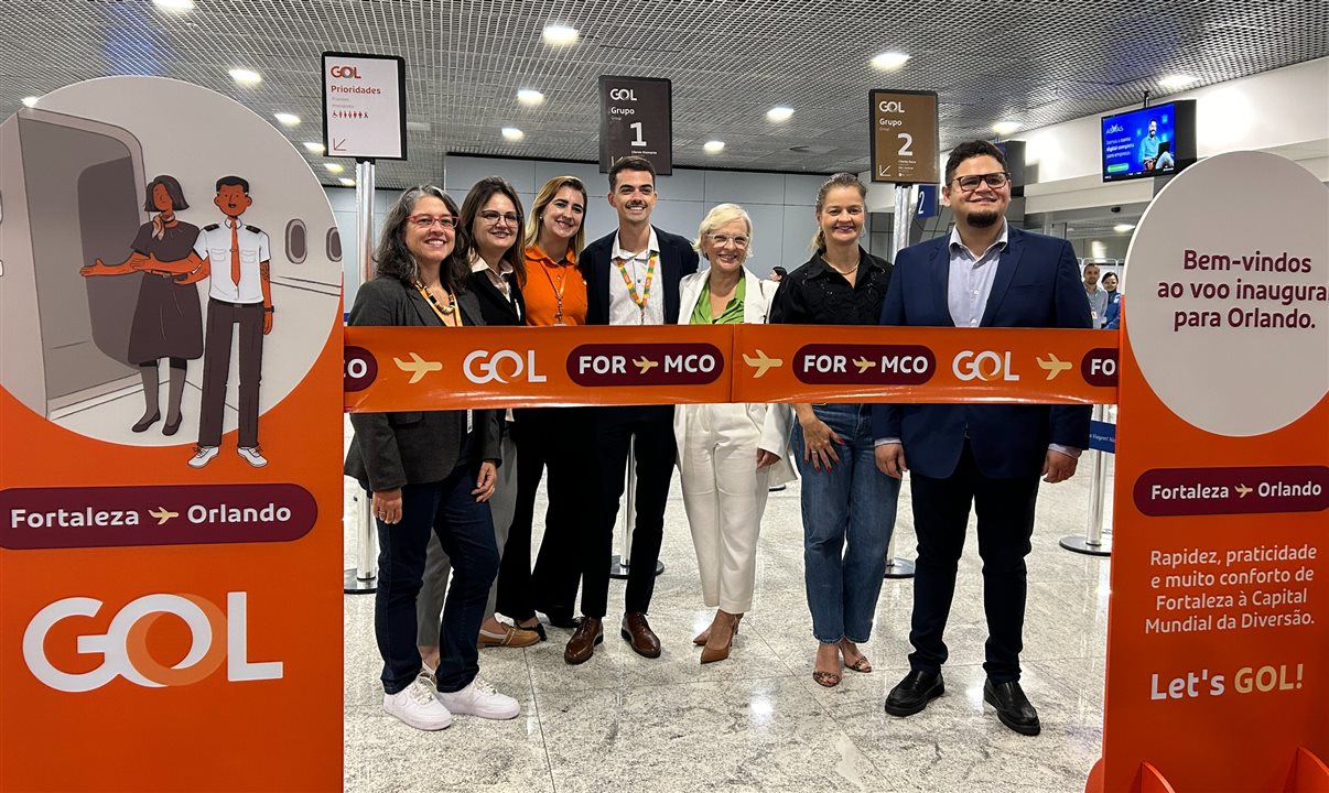 Representantes da Gol Linhas Aéreas, Fraport e secretarias de Turismo do Ceará e Fortaleza cortam a fita do voo inaugural Fortaleza-Orlando