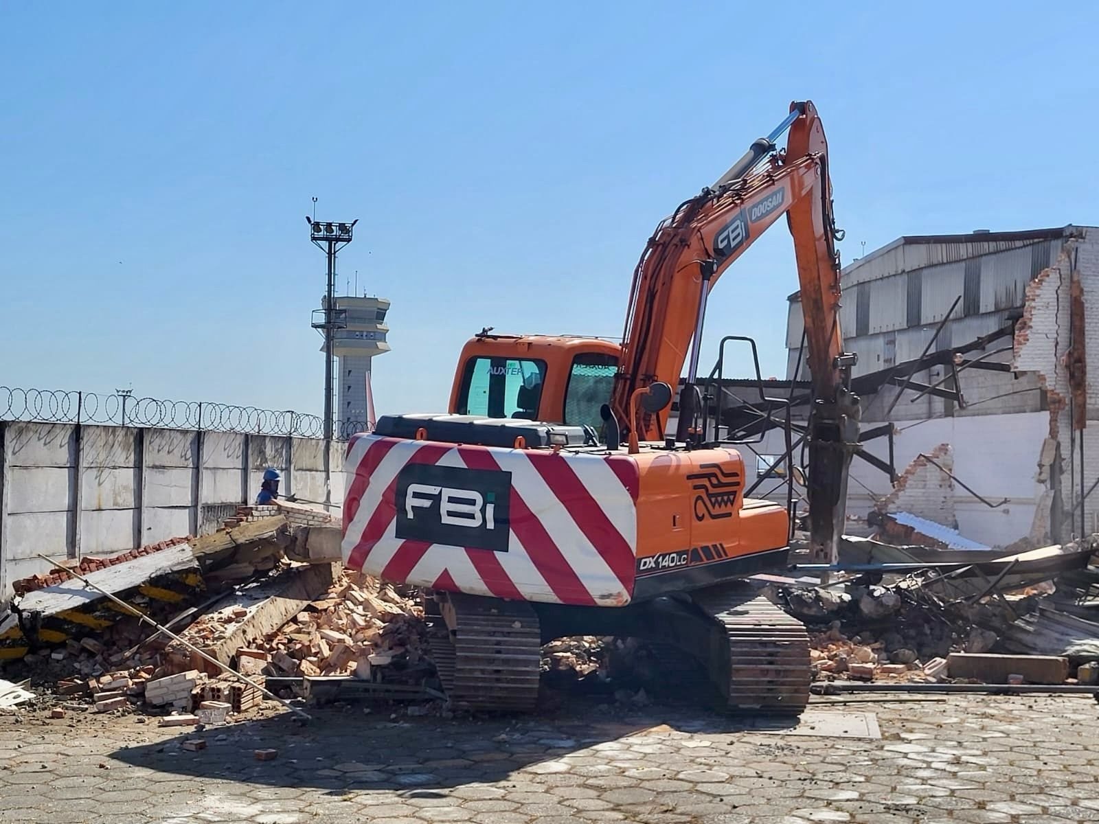 Aena Brasil começou a demolição de hangares e prédios para a construção do novo terminal