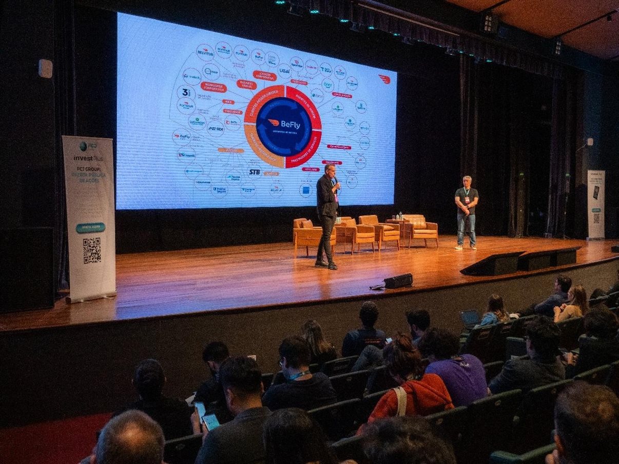 Marcelo Cohen e Sylvio Ferraz no palco do evento Minas Summit