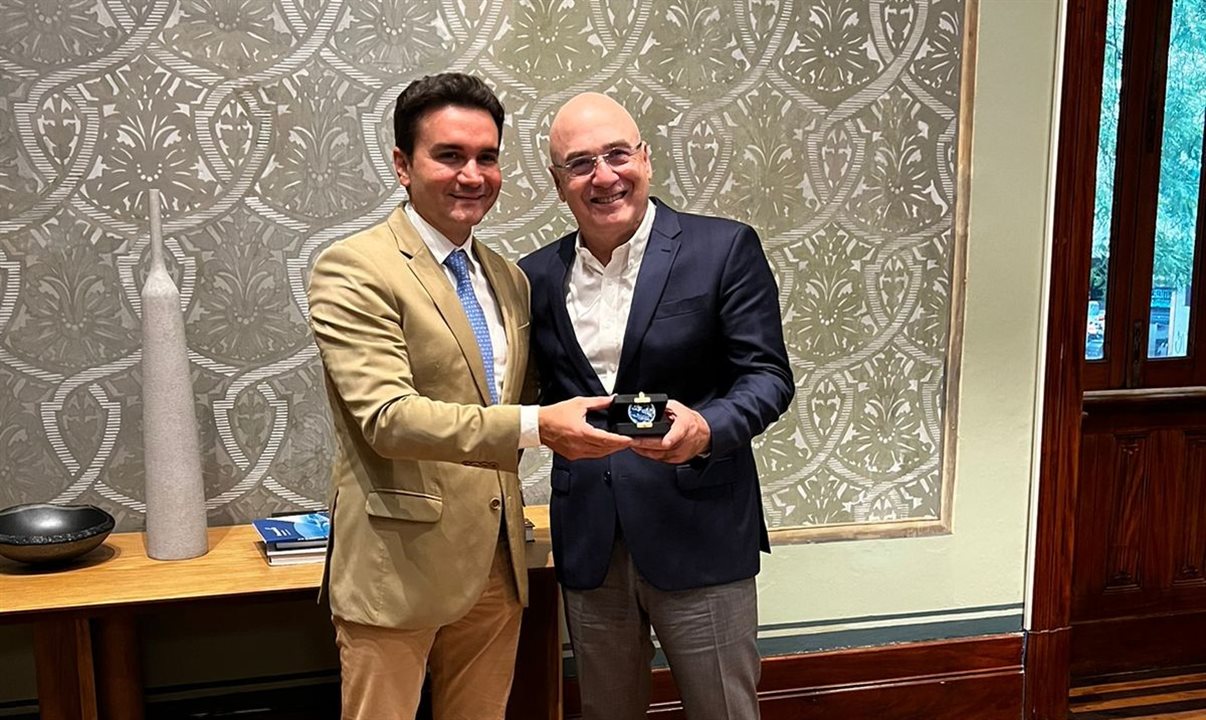 Celso Sabino entregou ao presidente Antonio Queiroz a medalha que celebra a participação do Ministério do Turismo nas reuniões do G20