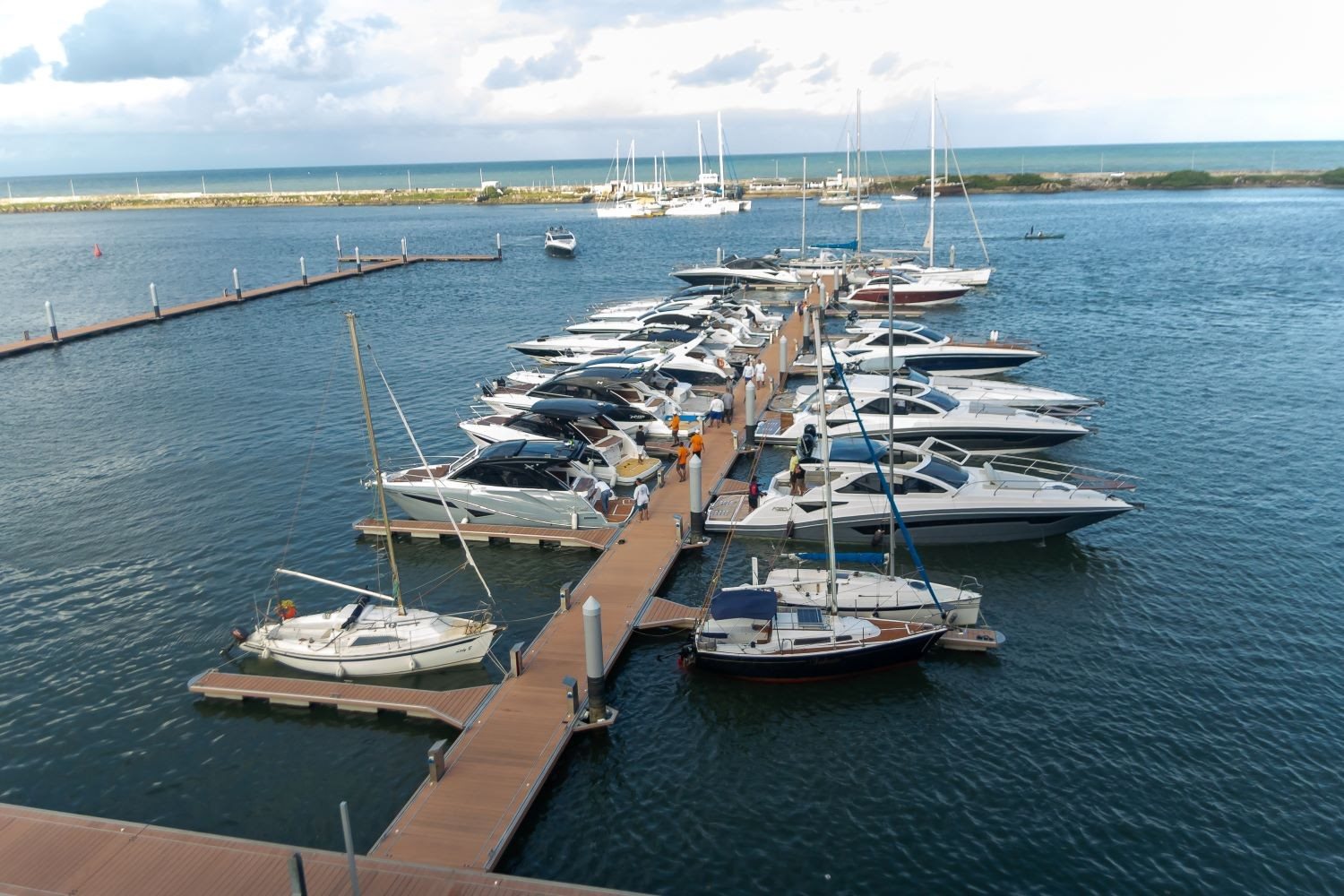 A marina possui capacidade para atracar até 200 barcos, além de contar com lojas de produtos e serviços náuticos