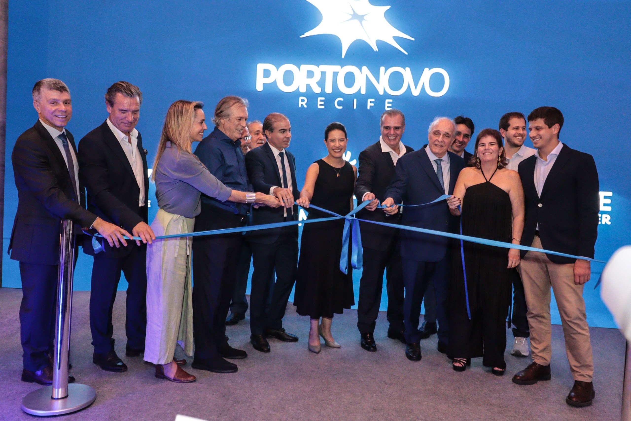 Corte da fita de inauguração do equipamento hoteleiro do Complexo Porto Novo Recife