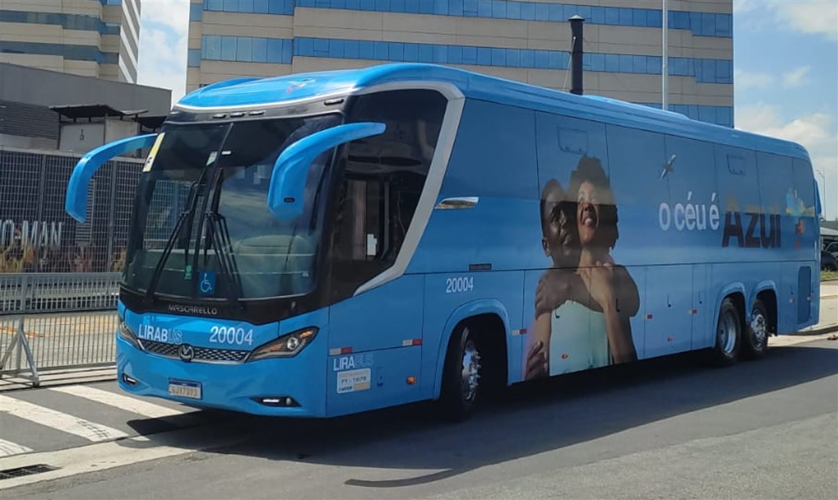 Ônibus da Azul é ofertado gratuitamente aos passageiros da companhia aérea