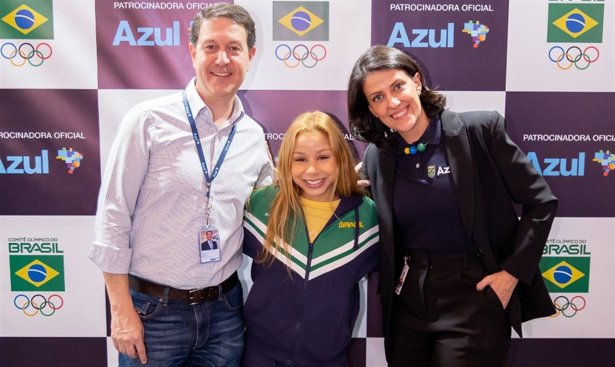 Daniel Bicudo, diretor de Marketing e Negócios da Azul, a ginasta Flávia Saraiva, e Tariana Cruz, gerente geral de Marketing da Azul