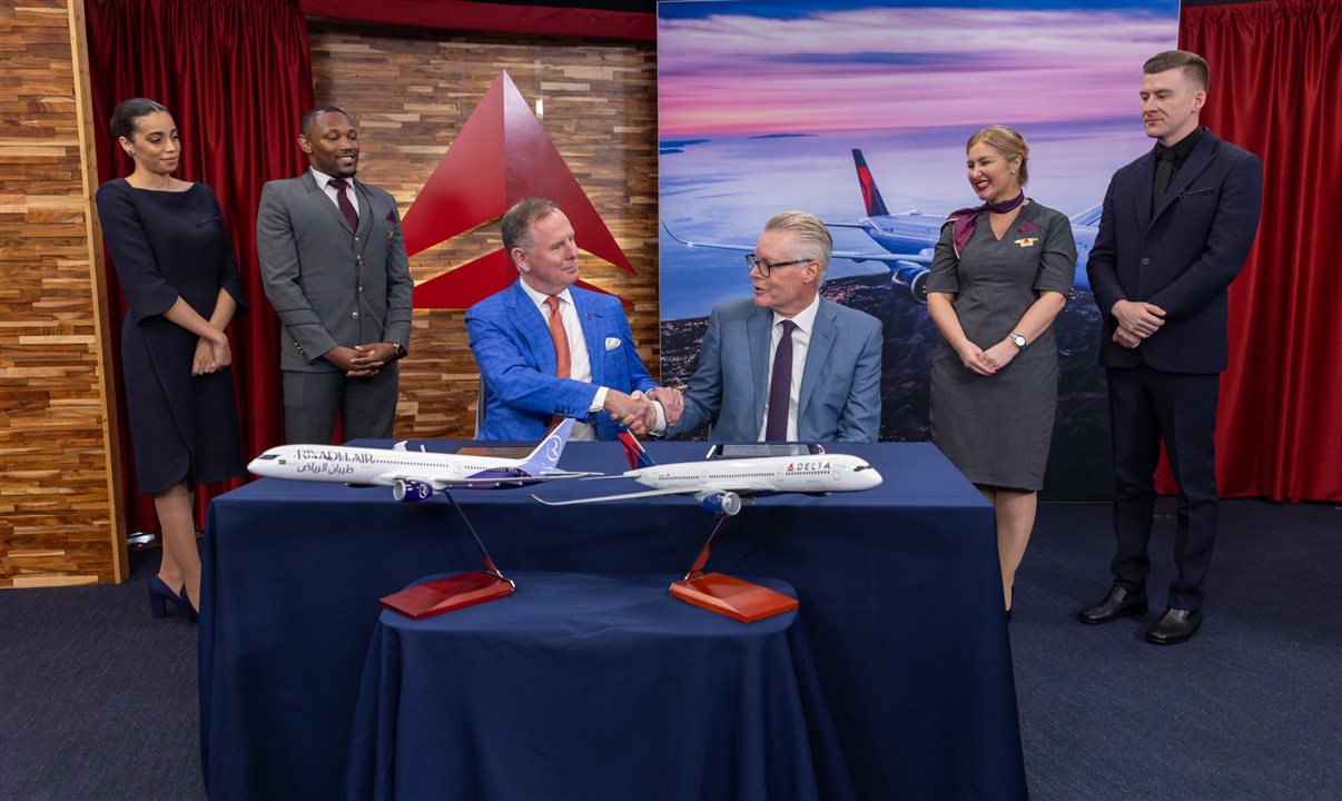 Assinatura entre o CEO da Riyadh Air, Tony Douglas, e o CEO da Delta, Ed Bastian