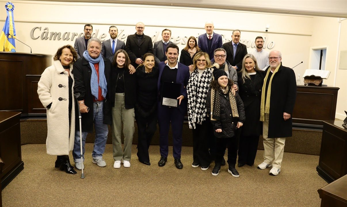 Nigia, Enoir (pai), Eduarda (filha), Marta Rossi, Eduardo, Mari, Caco, Helena, Juliana (esposa) e Prade. Ao fundo os vereadores Rodrigo Paim, Renan Sartori, Cìcero Altreiter, Celso Fioreze, Rosi Schmitt, Professor Daniel, Neri Nascimento e Ike Koetz