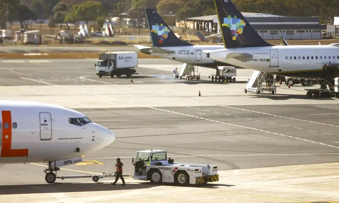 O check-in deverá sempre ser feito nos canais digitais ou balcões da companhia aérea que opera o voo ou o primeiro trecho no caso de voos com conexão