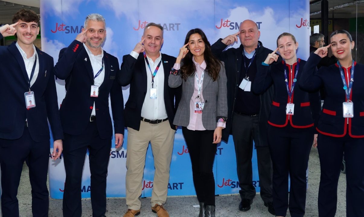 Veronica Marambio Alvarez, Gerente Comercial de Mercados Internacionais e Desenvolvimento Regional da JetSmart, Federico Petazzi, gerente Comercial da JetSmart Argentina, com staff do aeroporto