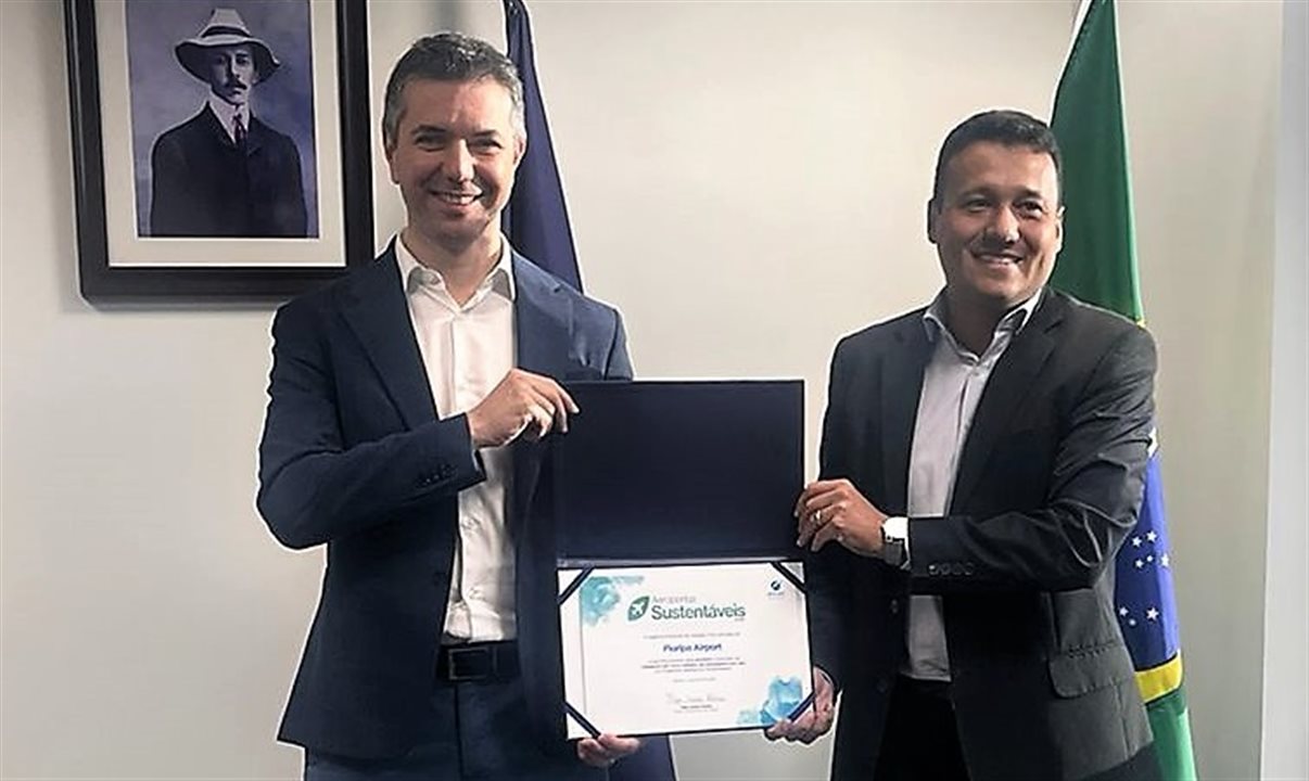 O CEO da Zurich Airport Brasil, Ricardo Gesse, esteve em Brasília nesta semana e recebeu os certificados do diretor-presidente da Anac, Tiago Pereira