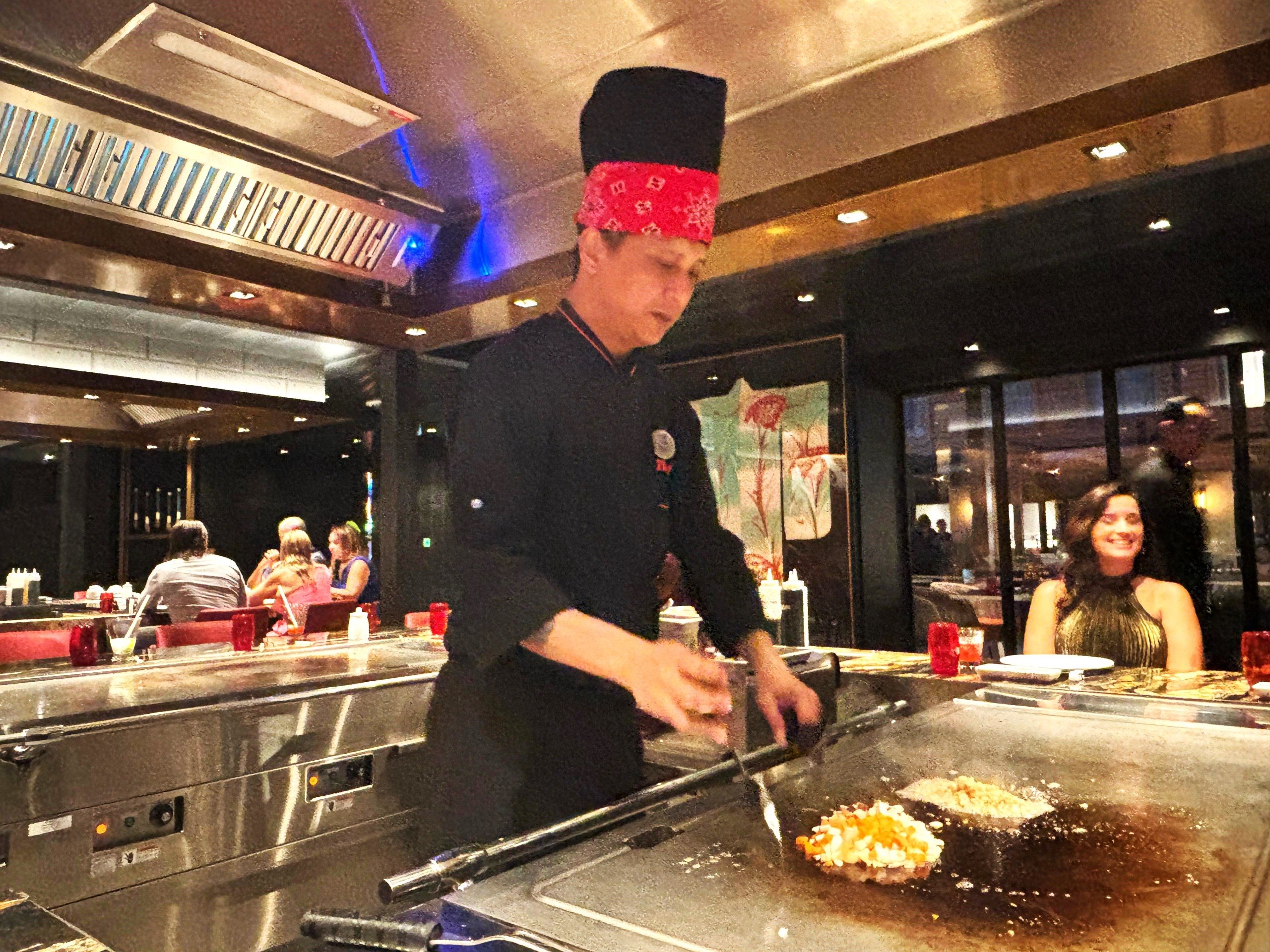 Izumi Hibachi, onde a comida é preparada em uma chapa quente em frente ao balcão. 