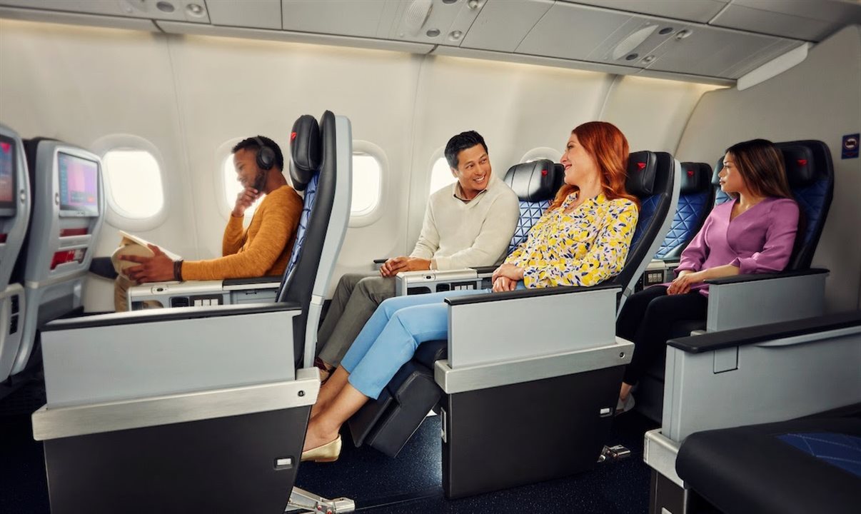 Localizada entre a Delta One (a classe executiva da companhia) e os assentos Comfort Plus da classe econômica, a Delta Premium Select oferece comodidades adicionais