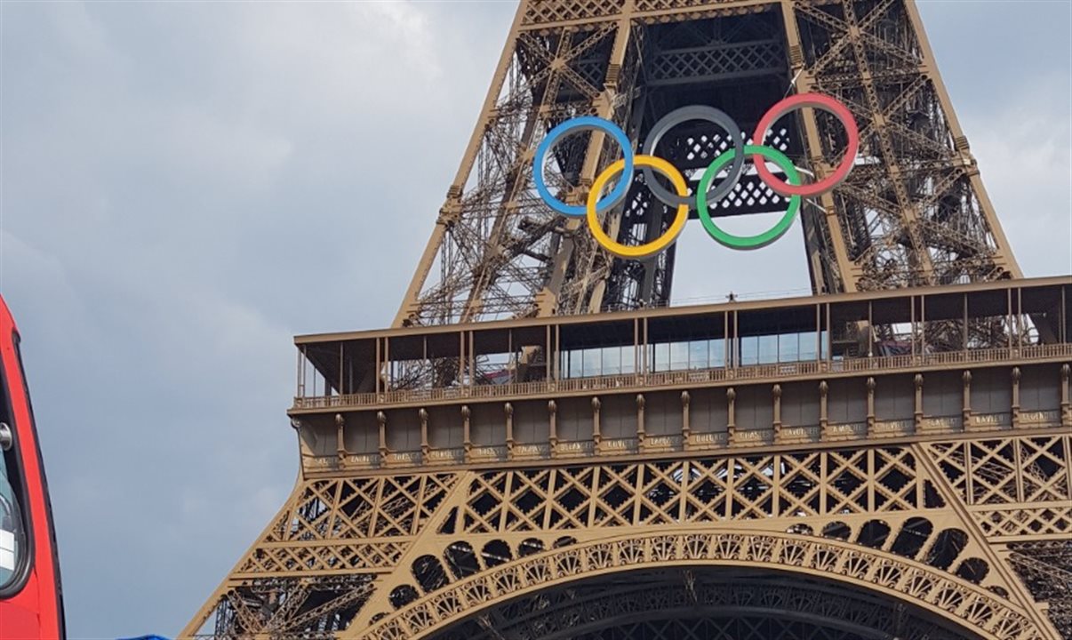 Até mesmo a Torre Eiffel vive o clima dos Jogos Olímpicos