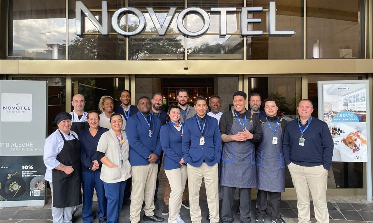 Equipe do Novotel Porto Alegre Três Figueiras, um dos 18 empreendimentos da rede já reabertos no RS