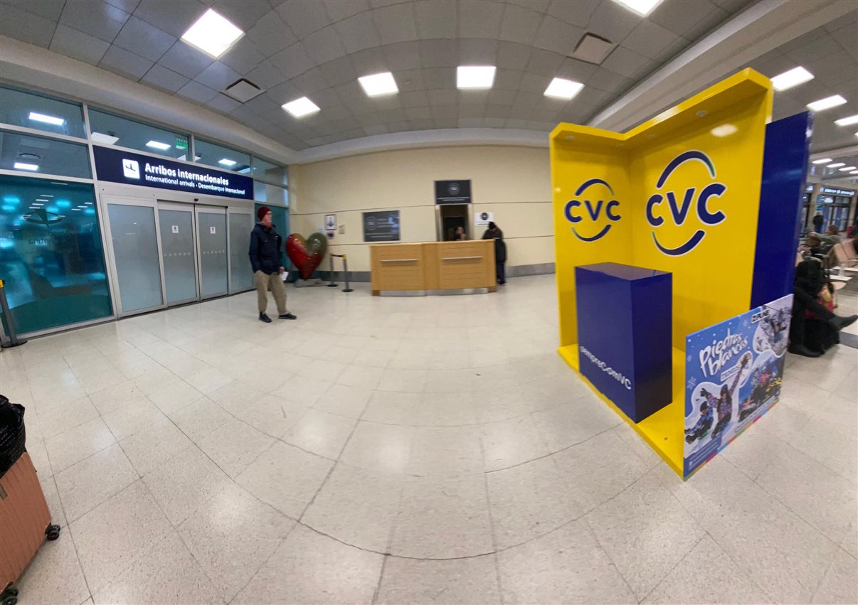 Estande da CVC no aeroporto de Bariloche