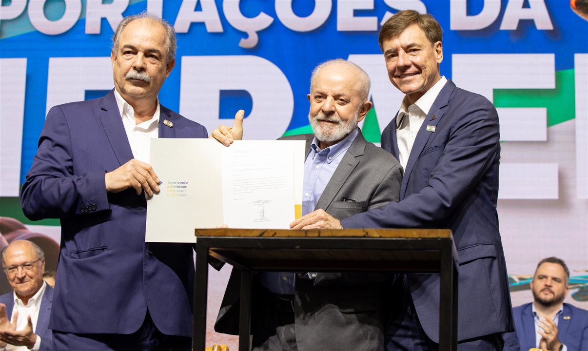 Aloizio Mercadante, presidente do BNDES, Luiz Inácio Lula da Silva, presidente da República, e Francisco Gomes Neto, presidente e CEO da Embraer