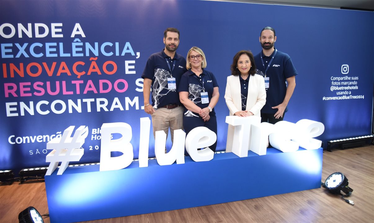 Erilton Junior, diretor de marketing; Maria Rosa Leroy, diretora regional; Chieko Aoki, presidente; e Felipe Nashimura, diretor geral da Blue Tree Hotels