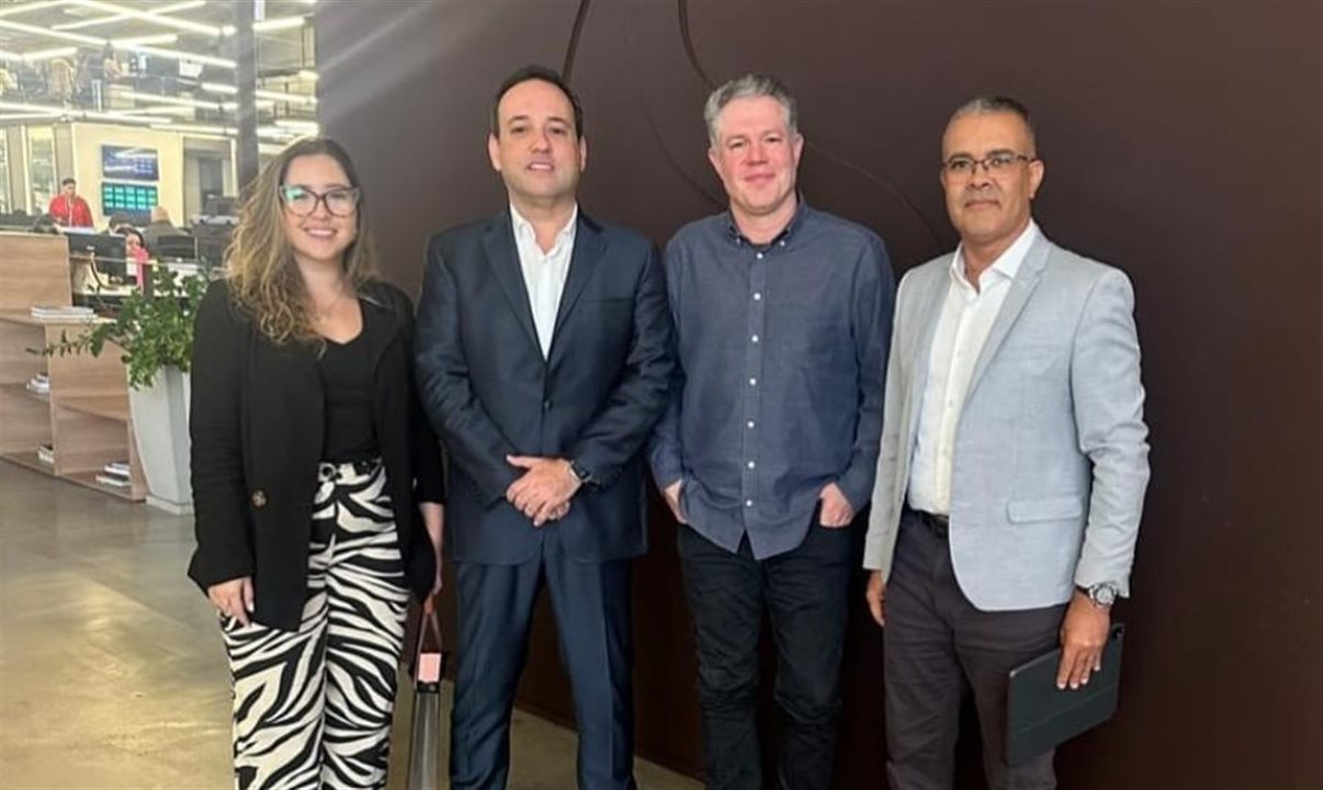 Beatriz Bitencourt, proprietária da franquia da Cacau Show em Miguel Pereira, Daniel Roque, vice-presidente da Cacau Show, André Português, prefeito de Miguel Pereira, e Otonel Junior, secretário Municipal de Assuntos Estratégicos