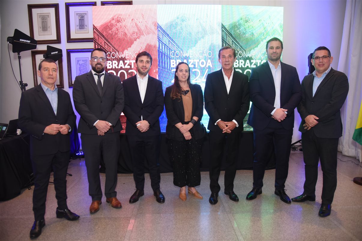 Ivan Cadahia, da Aerolíneas Argentinas, Matias Taccetta, prefeito de Esquel, Ignacio Torres, governador de Chubut, Marina Figueiredo, da Braztoa, Luis María Kreckler, Cônsul da Argentina em São Paulo, Diego Lapenna, secretário de Turismo de Chubut, e Fabiano Camargo, da Braztoa