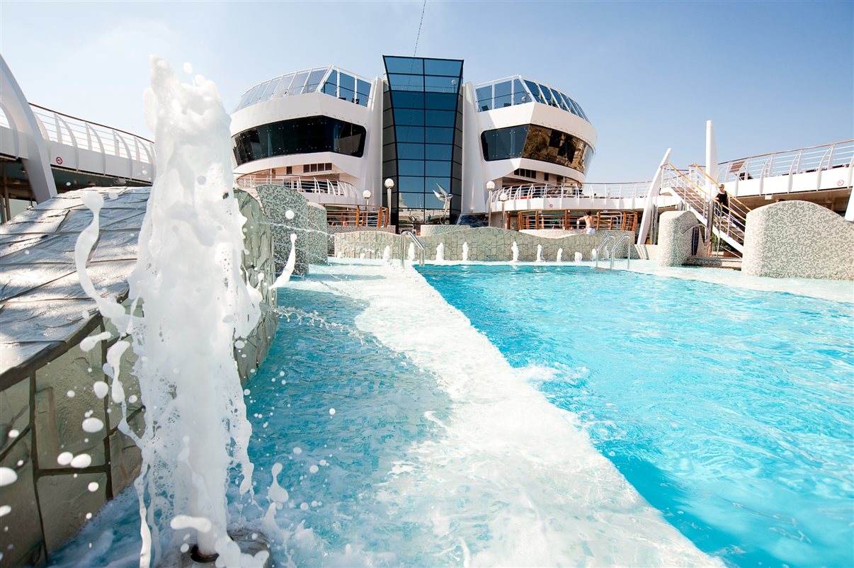 Uma das piscinas do MSC Splendida