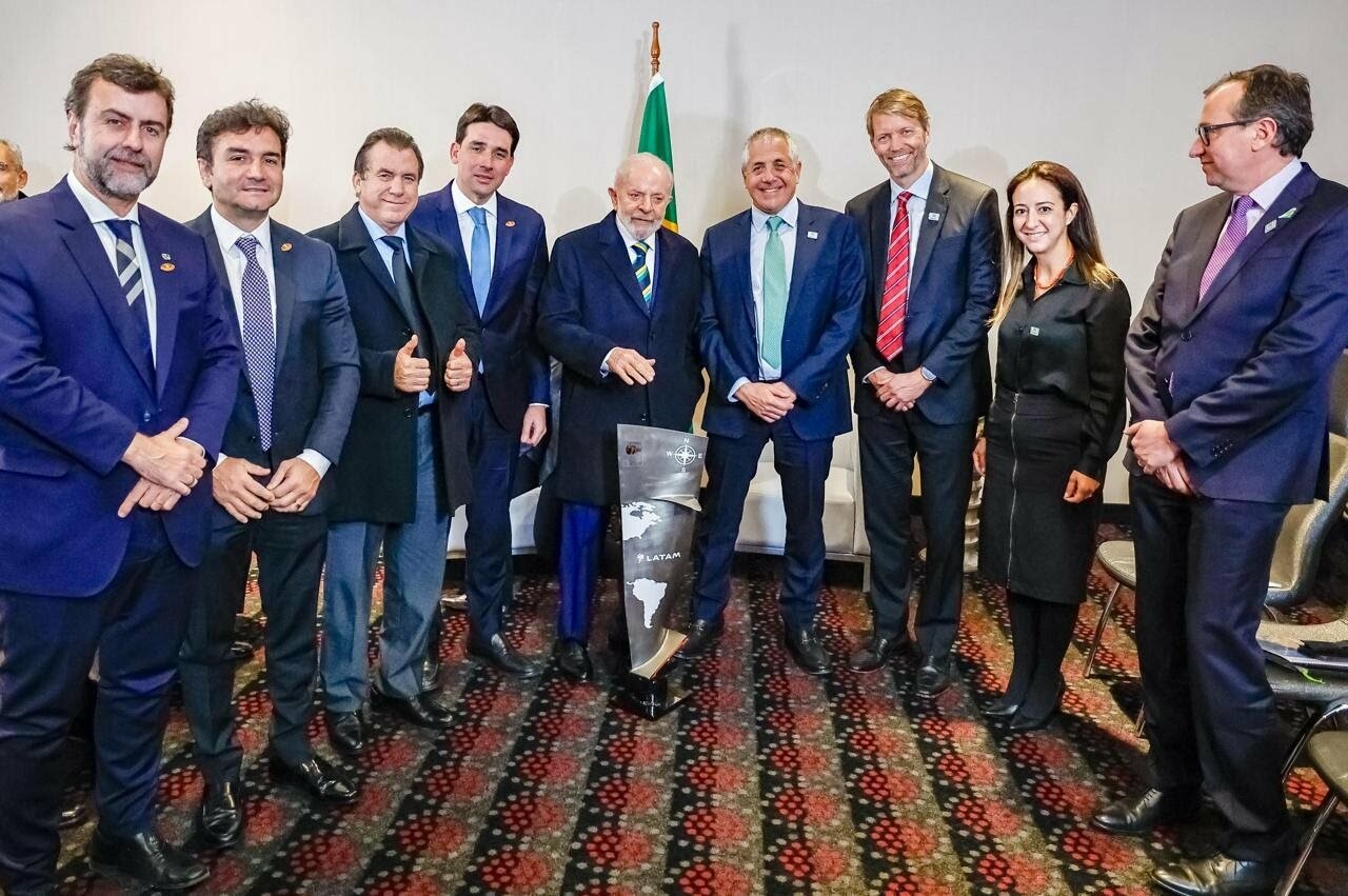 Marcelo Freixo, presidente da Embratur, Celso Sabino, ministro do Turismo, Silvio Costa Filho, ministro de Portos e Aeroportos, Luiz Inácio Lula da Silva, Roberto Alvo, CEO do Grupo Latam, e Jerome Cadier, CEO da Latam Brasil, participaram da reunião