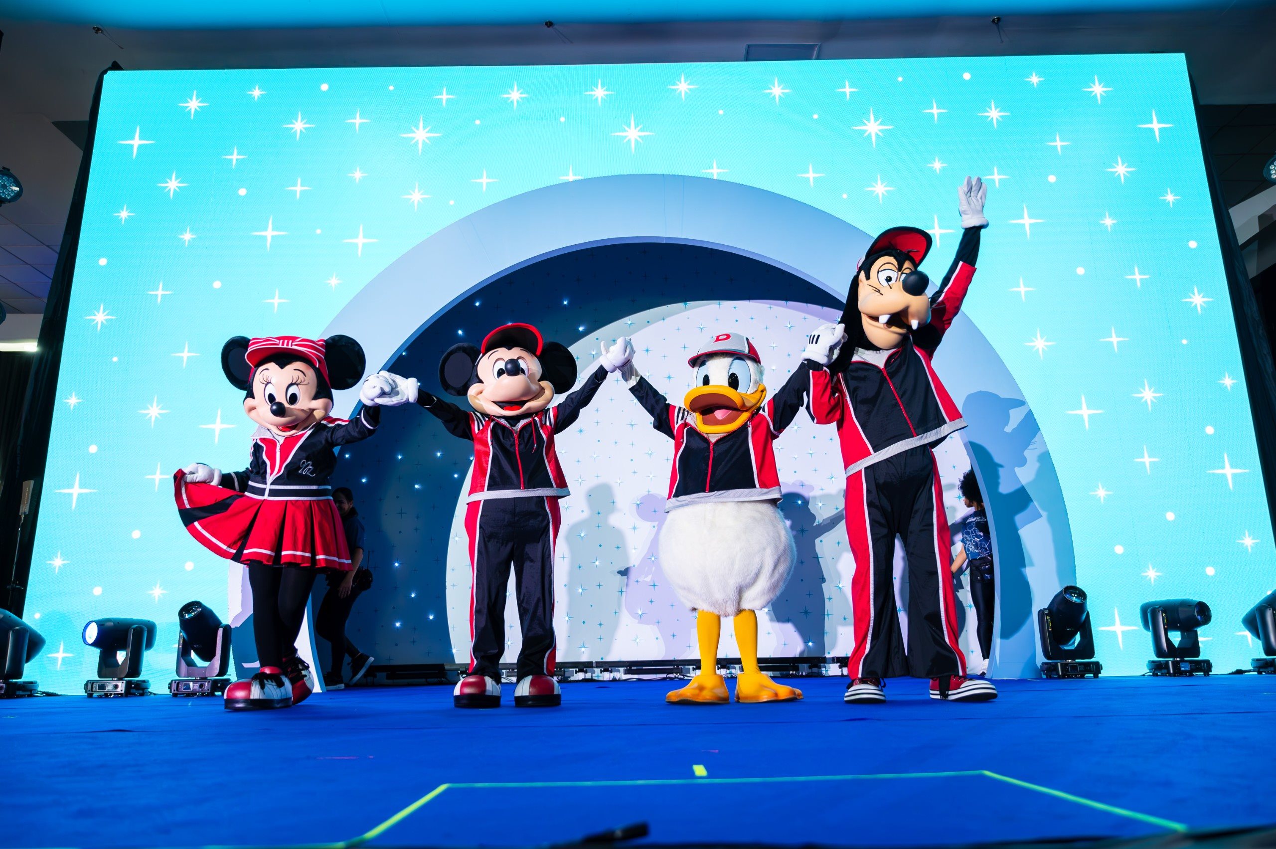 Os participantes das categorias PcD, corrida masculina e feminina receberam troféus e tiveram a oportunidade de subir ao palco do evento e tirar fotos com os personagens da Disney