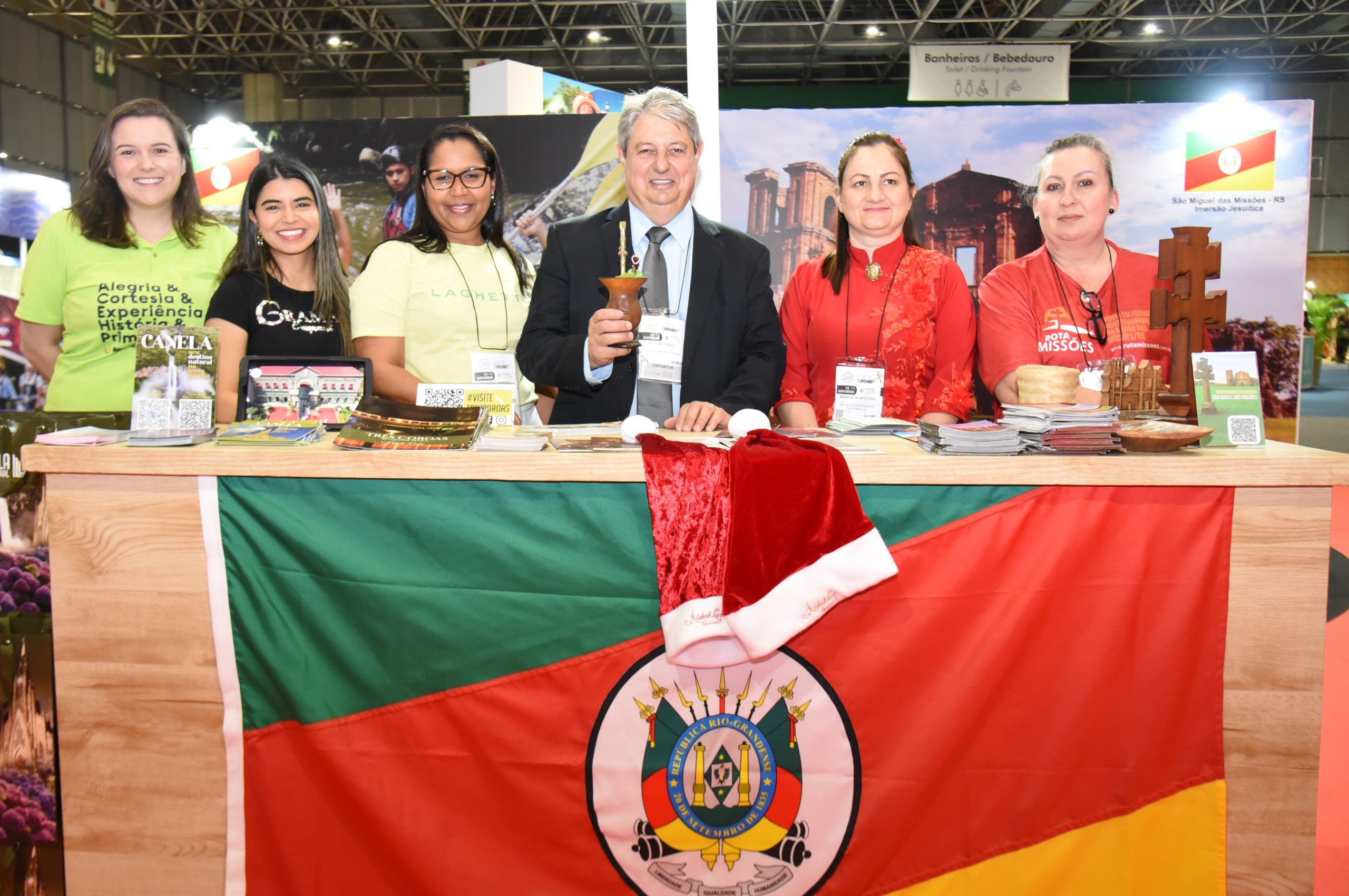 Nestor Tissot, prefeito de Gramado, entre Gabriele Grespam, da Brocker, Walquiria Proença, de Gramado, Claudia Vieira, do Laghetto, e Marcia Aparecida e Izabel Cristina, da Rota Missões (RS)