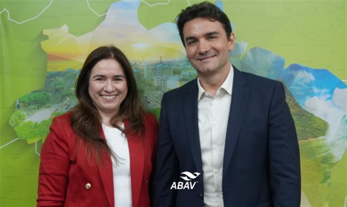 Ana Carolina Medeiros, presidente do Conselho de Administração da Abav Nacional, e Celso Sabino, ministro do Turismo