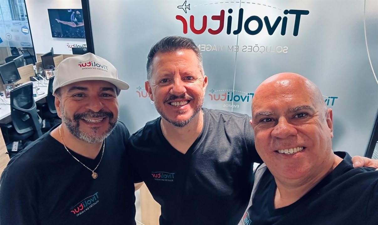 Celebrando a nova sede da Tivolitur: Marcello Restivo, CEO, Marcio Margini, diretor de Operações, e Ricardo de Moraes, diretor comercial