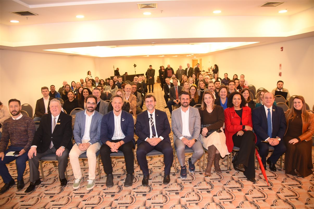 A sala de reuniões do Sheraton WTC, em São Paulo, ficou cheia de convidados