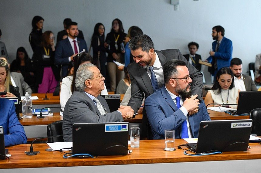 Relator, Marcos Rogério cumprimenta Jayme Campos e Alan Rick, autor do PL 4.392/2023, que vai à Câmara