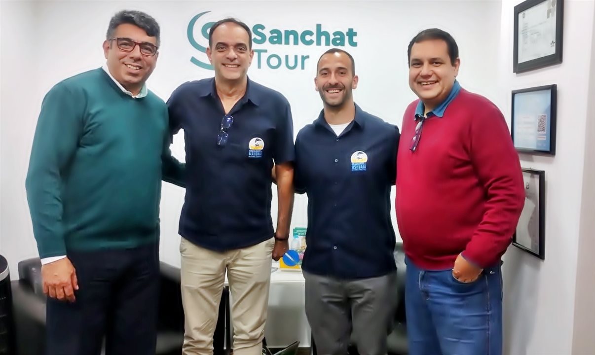 Pablo Gabriel, Marcelo Mistroni e Rafael Righeti, diretores do Brasileiros no Ushuaia, ao lado de Lucas Lucero, da Sanchat