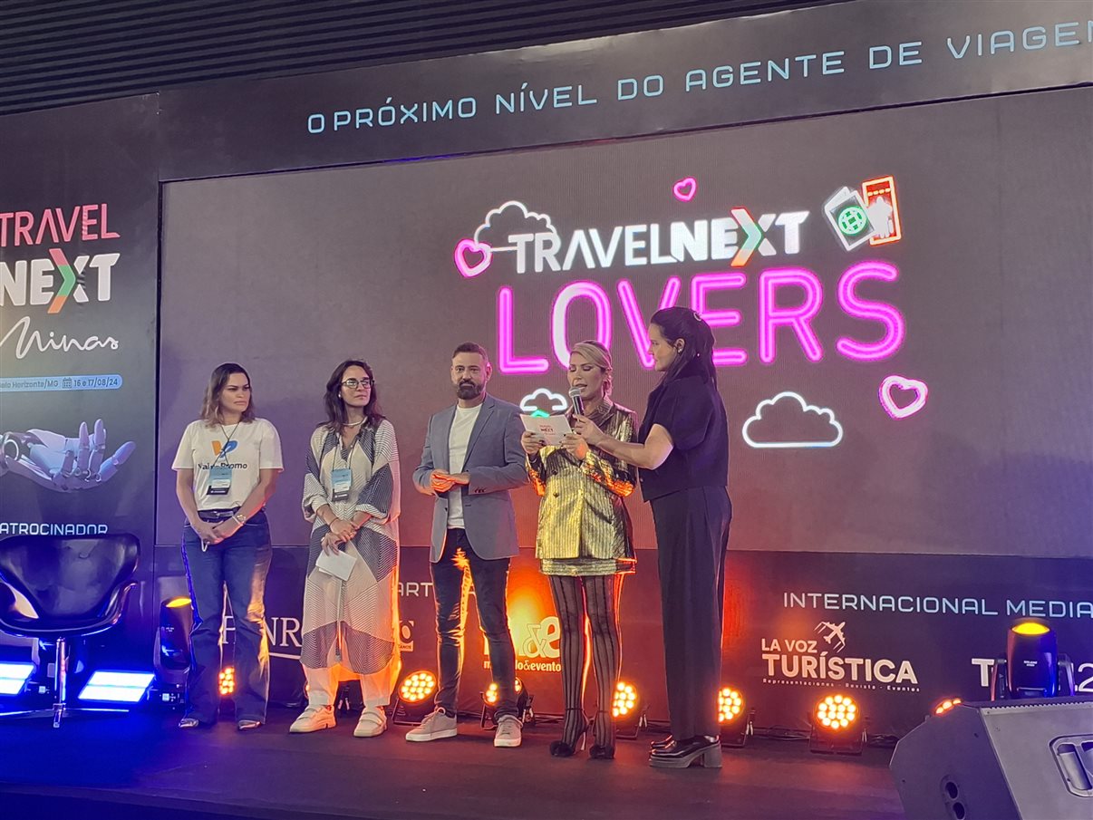 À direita, as diretoras da Travel Next Minas 2024, Rubia Coser e Aline Glaeser, na solenidade que encerrou o primeiro dia de evento. Ao lado delas, da esquerda para a direita: Patrícia Schirmer, da Parceiros Promo, Bárbara Menucci, da Belotur, e Leônidas Oliveira, secretário de Cultura e Turismo de Minas Gerais