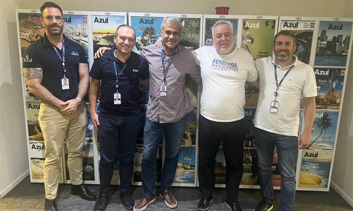 Daniel Tambosi, da Azul Viagens; Vicente Brasil, da Azul Viagens; Domingos Oliveira, da Azul Linhas Aéreas; Michael Barkoczy, idealizador do Festival de Viagens Multimarcas, e Ricardo Bezerra, da Azul Viagens