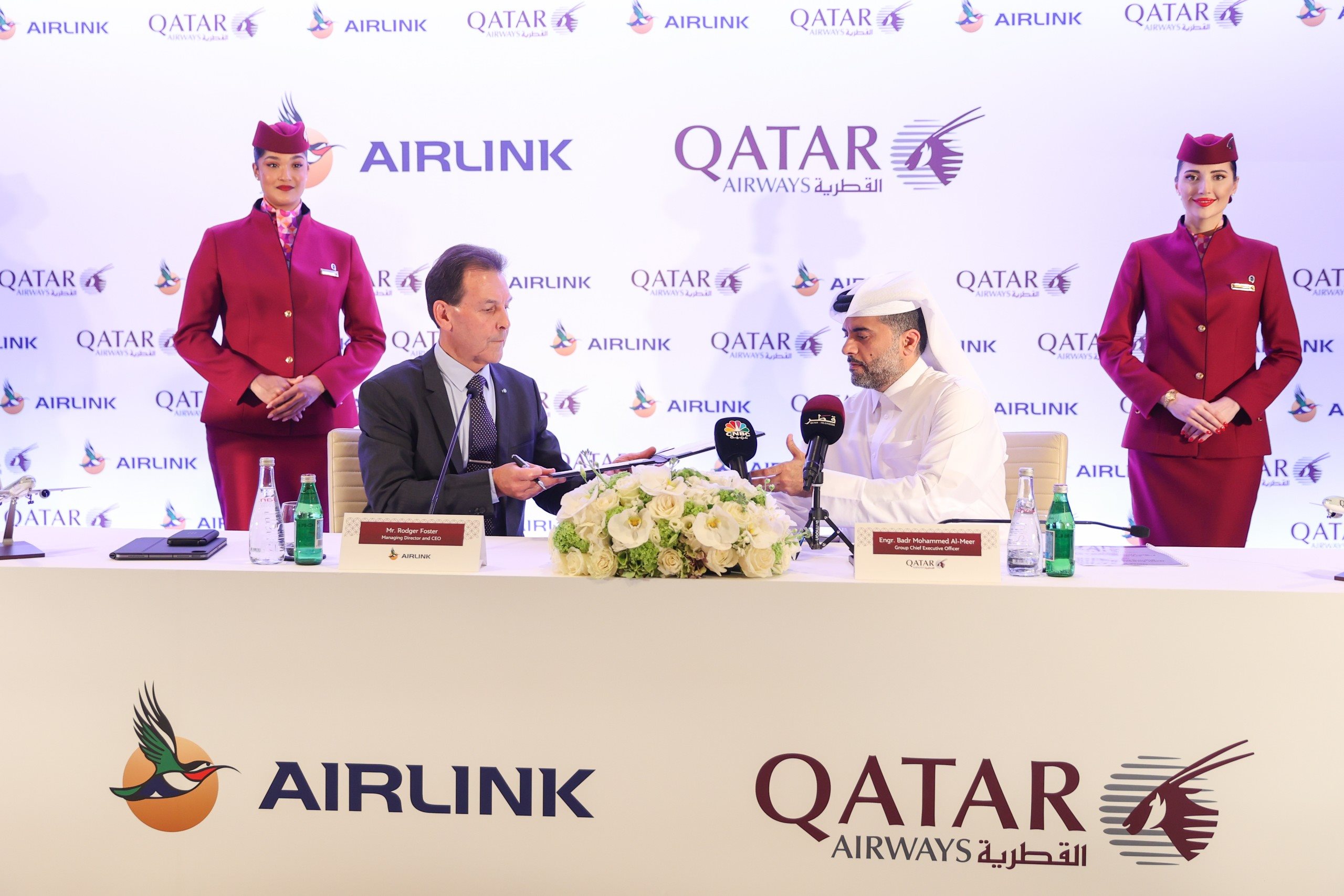 O negócio foi fechado pelo CEO da Qatar Airways, Badr Mohammed Al Meer, e pelo CEO da Airlink, Rodger Foster