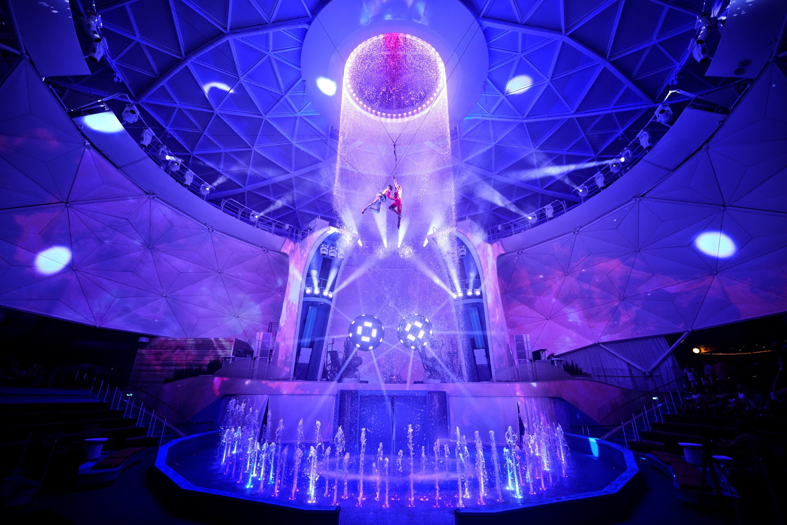 AquaDome estará localizado no topo do Star of the Seas, com vistas panorâmicas do oceano, shows com mergulhadores, trapezistas, robôs, dançarinos e muito mais no AquaTheater