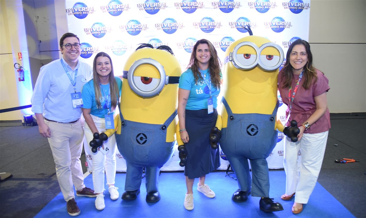 Martim Diniz, da Universal Destinations & Experiences, Natalia Saderi e Giulliana Mesquita, da Azul Viagens, e Gabriella Cavalheiro, da Universal Destinations & Experiences, com os Minions