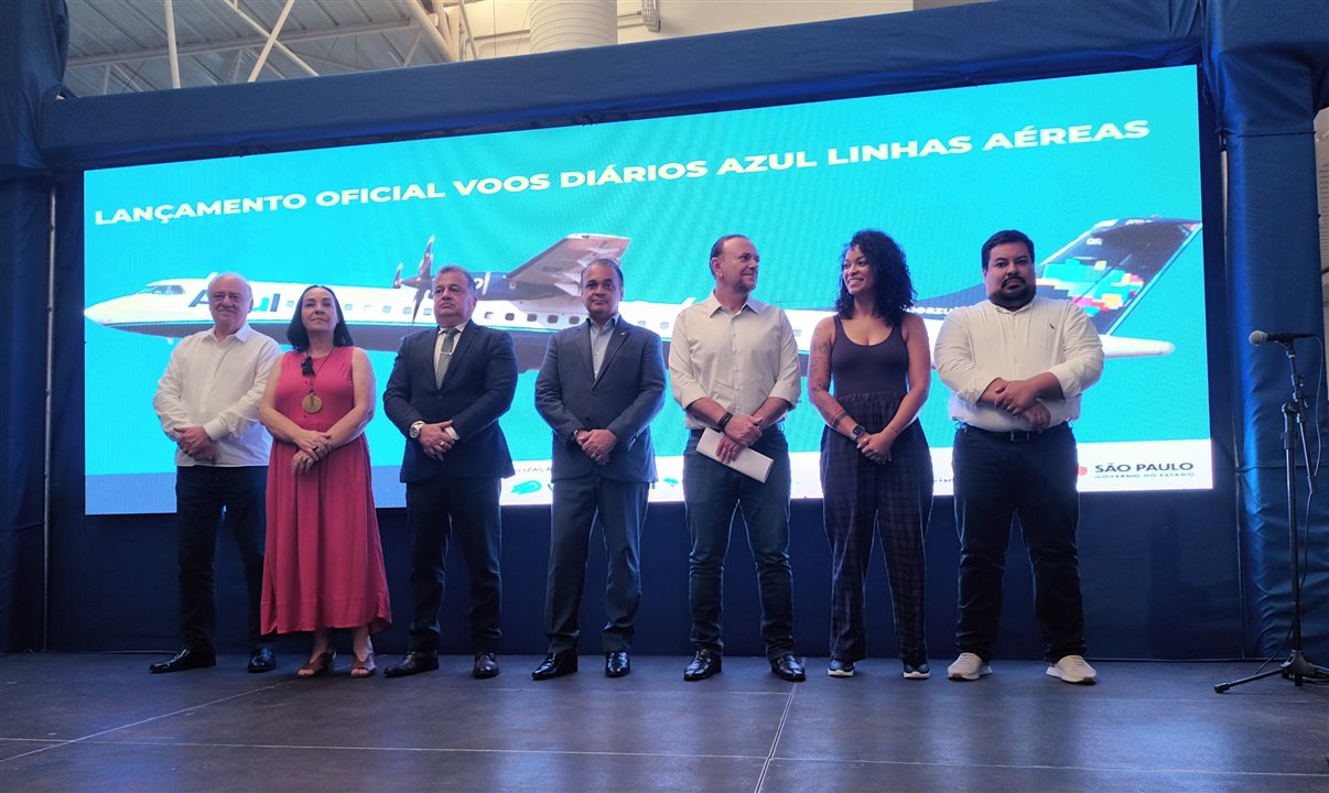 Damiano Neto, vice-prefeito; Márcia Lia, deputada estadual; Marcel Moure, CEO rede VOA; secretário de Turismo de SP, Roberto de Lucena, prefeito Edinho Silva, Thainara Faria, deputada estadual, e Vitor Silva, da Azul