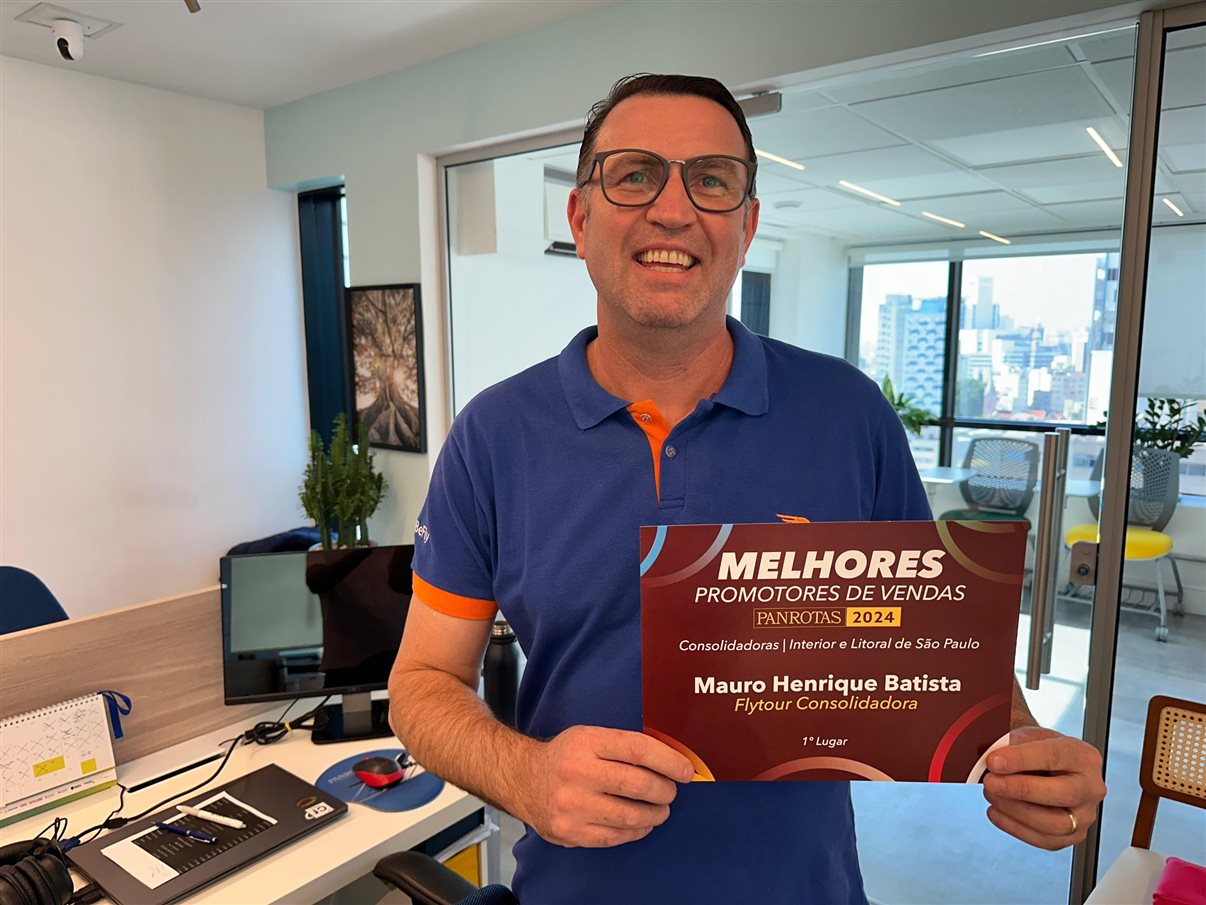 Mauro Henrique Batista com o ceritficado da eleição Melhores Promotores de Vendas PANROTAS 2024