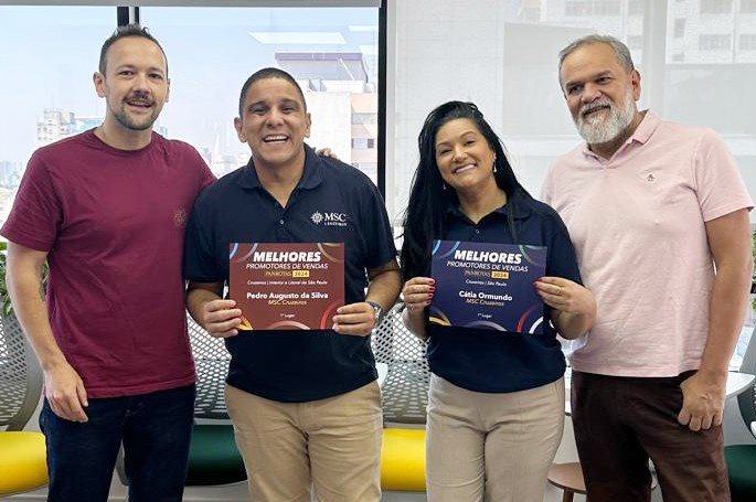 Pedro Augusto da Silva e Cátia Ormundo, da MSC Cruzeiros, foram campeões em suas categorias no Melhores Promotores de Vendas PANROTAS 2024. Na foto, estão entre Rodrigo Vieira e Artur Andrade, da PANROTAS