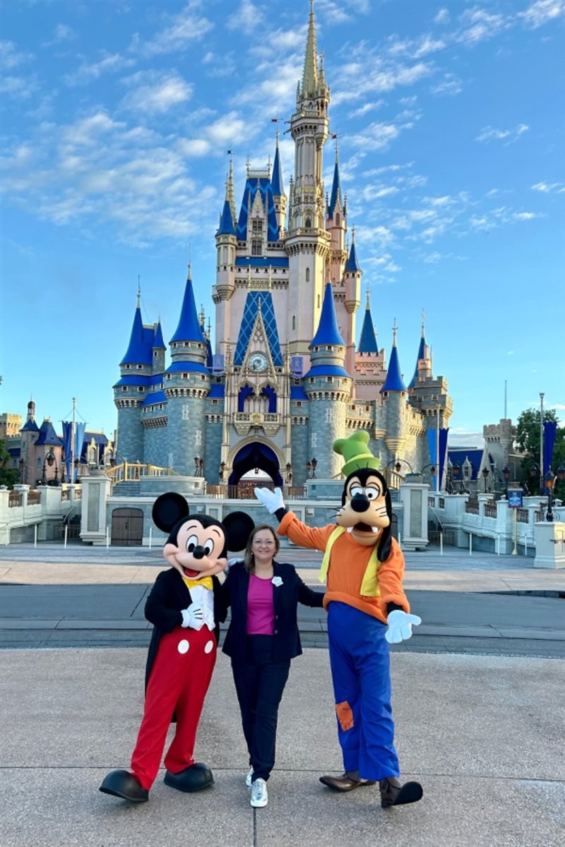 Cinthia Douglas, ao lado de personagens Disney, recebe um grupo de jornalistas e influenciadores esta semana