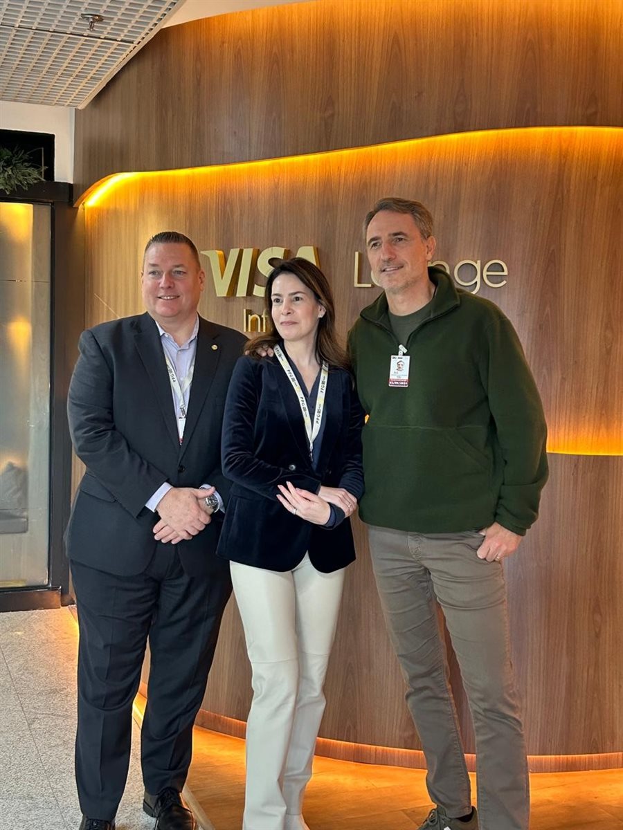 Pascal Belanger com os executivos Fernanda Lemos e Fernando Amaral no Visa Infinite Lounge do Aeroporto de Guarulhos