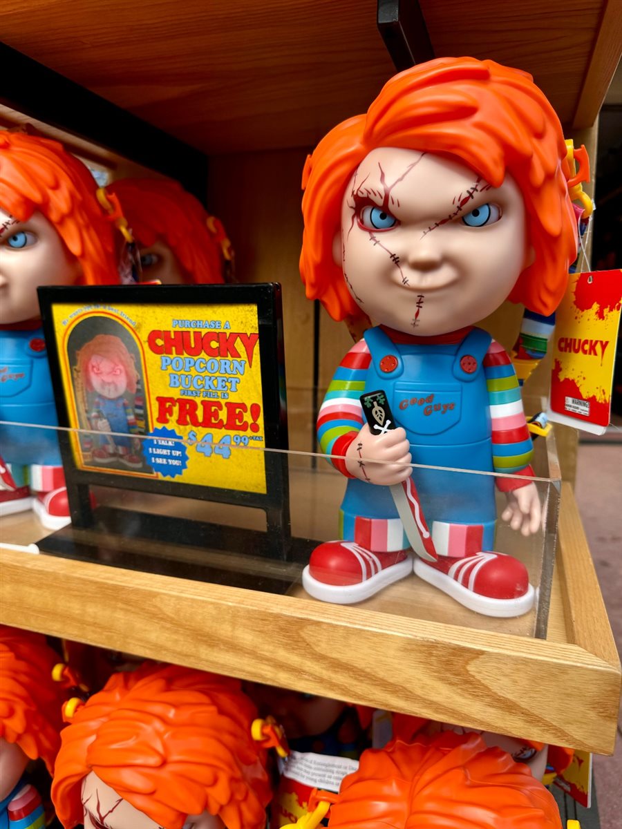 Olha esse balde de pipoca incrível do Chucky. Detalhe: os olhos acendem a luz!