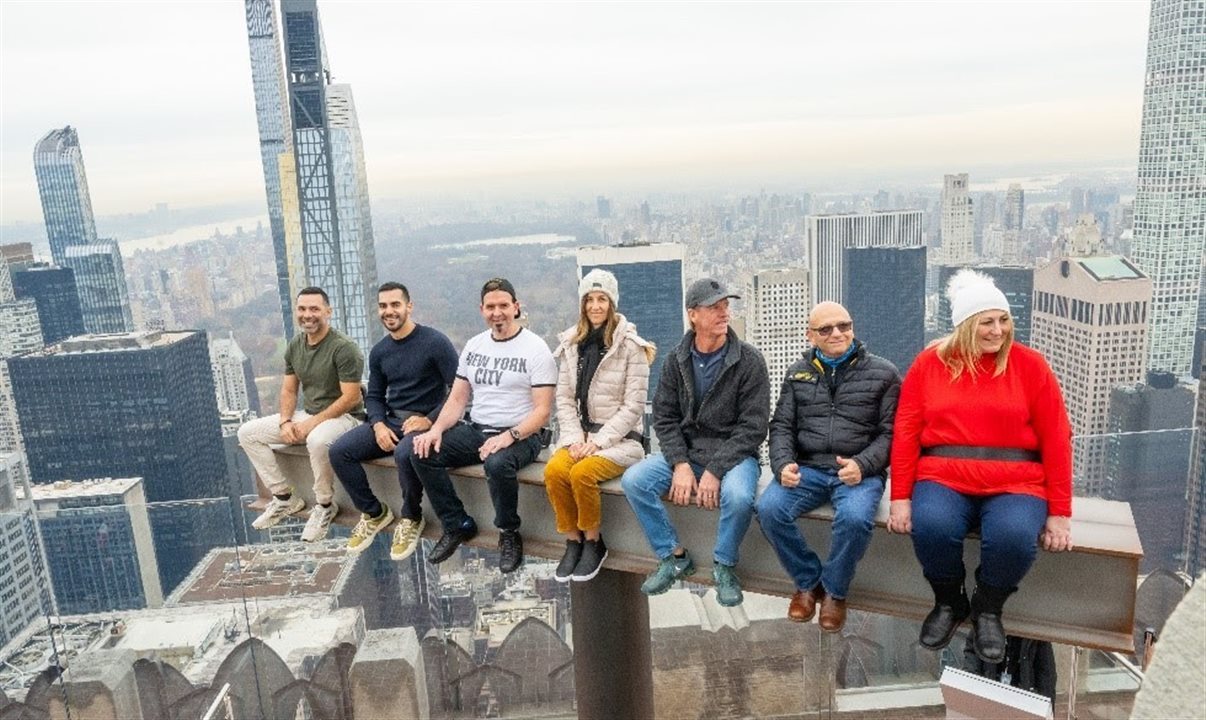 No The Beam, os visitantes do Top of the Rock podem recriar a famosa fotografia de 1932, intitulada 