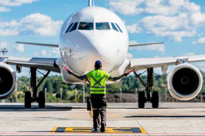 Os tetos das tarifas de embarque e conexão de passageiros e de pouso e permanência de aeronaves foram reajustados