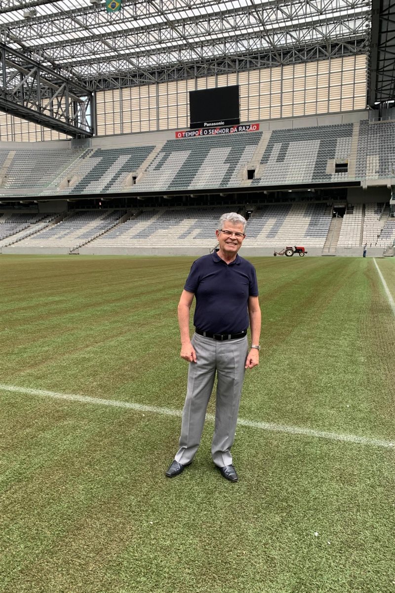 José Maria de Freitas, antigo dono da Dklassen, no estádio de futebol de um dos clientes da agência